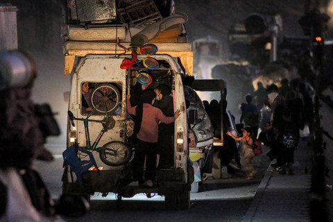 Warga Palestina yang mengungsi dari Kota Gaza ke arah selatan berjalan kaki dan berkendara di sepanjang jalan pesisir di Nuseirat, Jalur Gaza tengah, pada 13 September 2025. Foto: Eyad BABA / AFP
