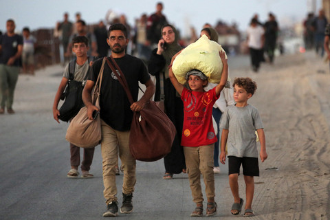 Warga Palestina yang mengungsi dari Kota Gaza ke arah selatan berjalan di sepanjang jalan pesisir di Nuseirat, Jalur Gaza tengah, pada 13 September 2025. Foto: Eyad BABA / AFP