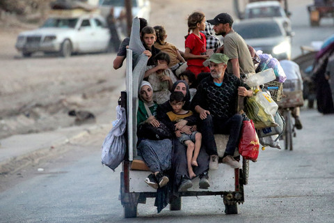 Warga Palestina yang mengungsi dari Kota Gaza ke arah selatan menaiki becak yang melaju di sepanjang jalan pesisir di Nuseirat, Jalur Gaza tengah, pada 13 September 2025. Foto: Eyad BABA / AFP