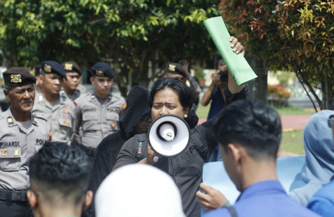 HMI Mempawah saat menyampaikan tuntutannya agar tunjangan rumah DPRD Mempawah dihapuskan. Foto: Muhammad Zain/HiPontianak