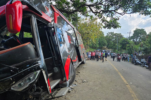 Bus yang ditumpangi nakes asal Jember mengalami kecelakaan di Jalan Raya Bromo, Kabupaten Probolinggo. Foto: Dok. Polres Probolinggo