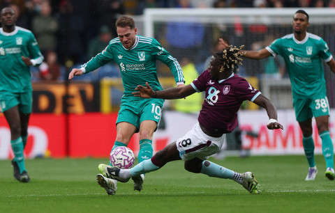 Alexis Mac Allister dari Liverpool beraksi bersama Lesley Ugochukwu dari Burnley pada pertandingan Liga Primer antara Burnley melawan Liverpool di Turf Moor, Burnley, Britania Raya pada 14 September 2025. Foto: Lee Smith/REUTERS