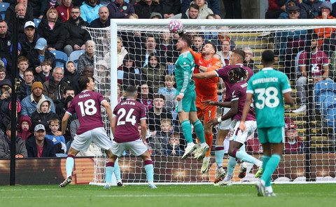 Martin Dubravka dari Burnley beraksi bersama Alexis Mac Allister dari Liverpool pada pertandingan Liga Primer antara Burnley melawan Liverpool di Turf Moor, Burnley, Britania Raya pada 14 September 2025. Foto: Scott Heppell/REUTERS