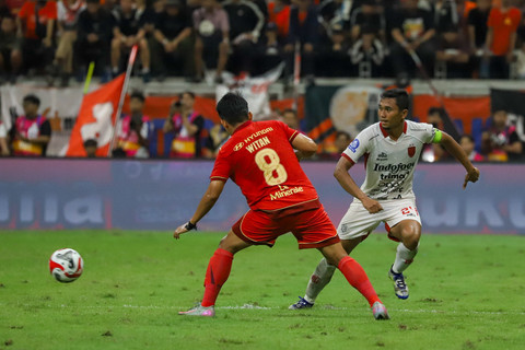 Pemain Persija Witan Sulaeman beraksi dengan pemain Bali United Ricky Fajrin pada BRI Super League antara Persija Jakarta melawan Bali United di Jakarta International Stadium (JIS), Jakarta, Minggu (14/9/2025). Foto: Dicky Adam Sidiq/kumparan