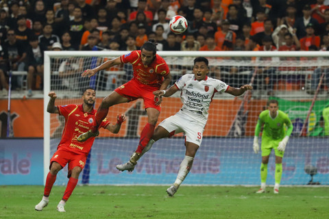 Pemain Persija beraksi dengan pemain Bali United pada BRI Super League di Jakarta International Stadium (JIS), Jakarta, Minggu (14/9/2025). Foto: Dicky Adam Sidiq/kumparan