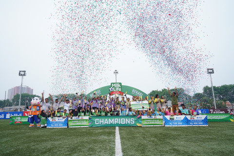 Pemenang dan runner-up di MilkLife Soccer Challenge Bekasi Series 1 2025/26. Foto: Dok. MilkLife Soccer Challenge
