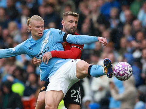 Duel Erling Haaland dengan Luke Shaw saat Man City vs Manchester United dalam laga pekan keempat Liga Inggris 2025/26 di Stadion Etihad, Minggu (14/9) malam WIB. Foto: Action Images via Reuters/Jason Cairnduff
