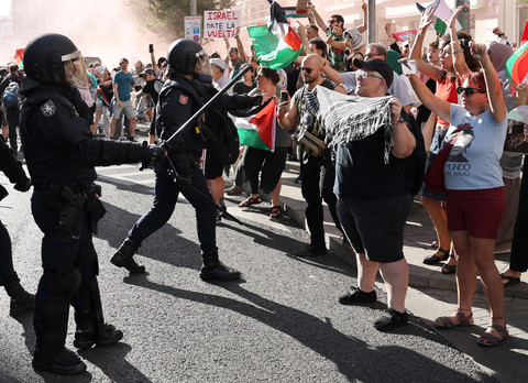 Polisi bentrok dengan demonstran pro-Palestina yang menyerbu jalan selama tahap ke-21 dan terakhir Vuelta a Espana 2025. Foto: Thomas Coex/AFP