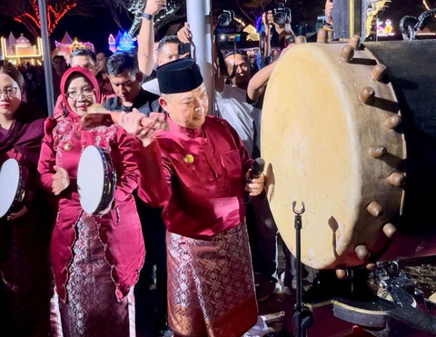 Gubernur Norsan sedang memukul bedug dengan arti MTQ sudah resmi dimulai. Foto: Rabiansyah/Hi!Pontianak
