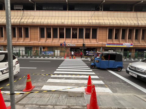 Situasi terkini pelican crossing alias penyeberangan sebidang di kawasan Stasiun Cikini, Jakarta pada Minggu (14/9/2025). Foto: X @TfJakarta