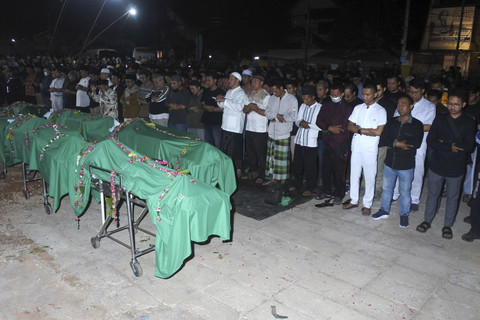 Sejumlah pegawai melakukan shalat jenazah rekan kerja mereka yang menjadi korban kecelakaan bus di halaman Rumah Sakit Bina Sehat Jember, Jawa Timur, Minggu (14/9/2025). Foto: Seno/ANTARA FOTO