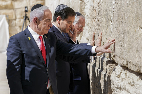Perdana Menteri Israel Benjamin Netanyahu, Menteri Luar Negeri AS Marco Rubio, dan Duta Besar AS untuk Israel Mike Huckabee mengunjungi Tembok Barat, tempat ibadah tersuci bagi umat Yahudi, di kota tua Yerusalem, Minggu (14/9/2025). Foto: NATHAN HOWARD/POOL/AFP