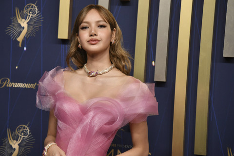 Lisa Blackpink tiba di Primetime Emmy Awards ke-77 di Peacock Theater, Los Angeles pada hari Minggu (14/9/2025). Foto: Richard Shotwell/Invision/AP