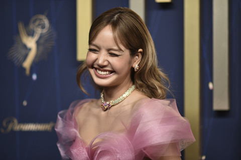 Lisa Blackpink tiba di Primetime Emmy Awards ke-77 di Peacock Theater, Los Angeles pada hari Minggu (14/9/2025). Foto: Richard Shotwell/Invision/AP