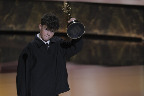 Owen Cooper menerima penghargaan Aktor Pendukung Luar Biasa dalam Serial Terbatas atau Antologi atau Film untuk "Adolescence" di Primetime Emmy Awards ke-77 di Los Angeles, California, AS, Minggu (14/9/2025). Foto: Mike Blake/REUTERS