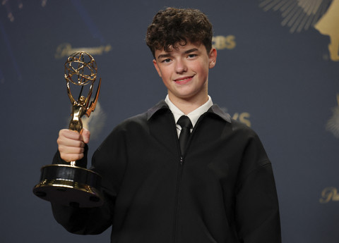 Owen Cooper berpose dengan penghargaan Aktor Pendukung Terbaik dalam Serial Terbatas atau Antologi atau Film untuk kategori Remaja, di Primetime Emmy Awards ke-77 di Los Angeles, California, AS, Minggu (14/9/2025). Foto: Daniel Cole/REUTERS