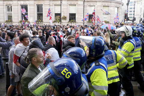 Petugas polisi berdemonstrasi dengan para pendukung aktivis sayap kanan Inggris Tommy Robinson dalam demo "Kebebasan Berbicara" di pusat kota London, Sabtu (13/9/2025). Foto: Carlos Jasso/REUTERS