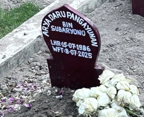Kondisi makam Arya Daru saat diacak-acak. Foto: Dok. Kuasa Hukum Keluarga Arya Daru