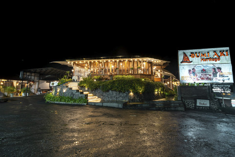 Makanan dan suasana restoran khas Sunda, Bumi Aki di Puncak, Jawa Barat. Foto: Dok. Istimewa