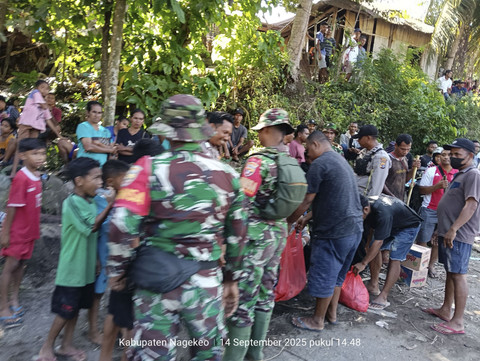 Kementerian Sosial RI melalui Tagana dan Sentra Efata Kupang menyalurkan bantuan logistik serta menyiapkan dapur umum lapangan bagi korban banjir bandang di Kabupaten Nagekeo, NTT, Minggu (14/9/2025). Foto: Dokumentasi Dit PSKBA