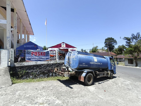 Kementerian Sosial RI melalui Tagana dan Sentra Efata Kupang menyalurkan bantuan logistik serta menyiapkan dapur umum lapangan bagi korban banjir bandang di Kabupaten Nagekeo, NTT, Minggu (14/9/2025). Foto: Dokumentasi Dit PSKBA