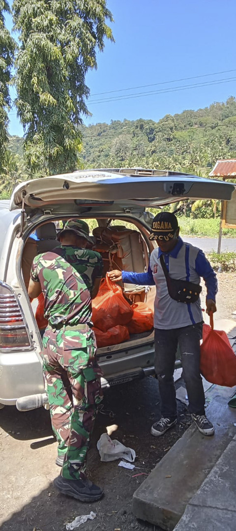 Kementerian Sosial RI melalui Tagana dan Sentra Efata Kupang menyalurkan bantuan logistik serta menyiapkan dapur umum lapangan bagi korban banjir bandang di Kabupaten Nagekeo, NTT, Minggu (14/9/2025). Foto: Dokumentasi Dit PSKBA