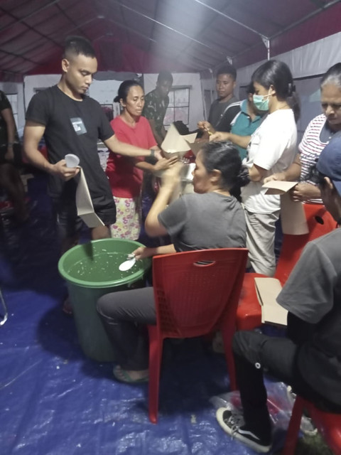 Kementerian Sosial RI melalui Tagana dan Sentra Efata Kupang menyalurkan bantuan logistik serta menyiapkan dapur umum lapangan bagi korban banjir bandang di Kabupaten Nagekeo, NTT, Minggu (14/9/2025). Foto: Dokumentasi Dit PSKBA
