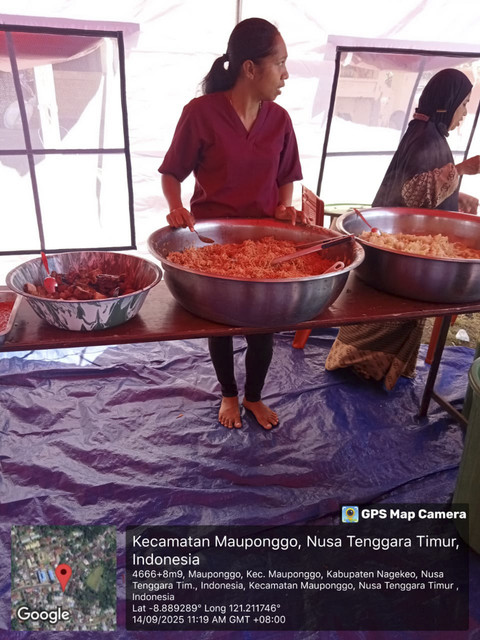 Kementerian Sosial RI melalui Tagana dan Sentra Efata Kupang menyalurkan bantuan logistik serta menyiapkan dapur umum lapangan bagi korban banjir bandang di Kabupaten Nagekeo, NTT, Minggu (14/9/2025). Foto: Dokumentasi Dit PSKBA