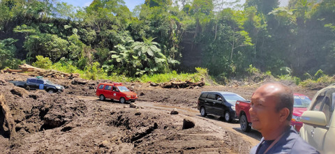 Kementerian Sosial RI melalui Tagana dan Sentra Efata Kupang menyalurkan bantuan logistik serta menyiapkan dapur umum lapangan bagi korban banjir bandang di Kabupaten Nagekeo, NTT, Minggu (14/9/2025). Foto: Dokumentasi Dit PSKBA