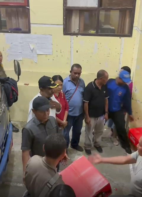 Kementerian Sosial RI melalui Tagana dan Sentra Efata Kupang menyalurkan bantuan logistik serta menyiapkan dapur umum lapangan bagi korban banjir bandang di Kabupaten Nagekeo, NTT, Minggu (14/9/2025). Foto: Dokumentasi Dit PSKBA