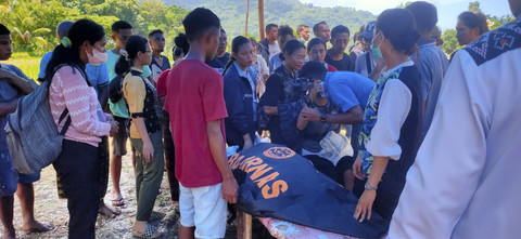 Kementerian Sosial RI melalui Tagana dan Sentra Efata Kupang menyalurkan bantuan logistik serta menyiapkan dapur umum lapangan bagi korban banjir bandang di Kabupaten Nagekeo, NTT, Minggu (14/9/2025). Foto: Dokumentasi Dit PSKBA