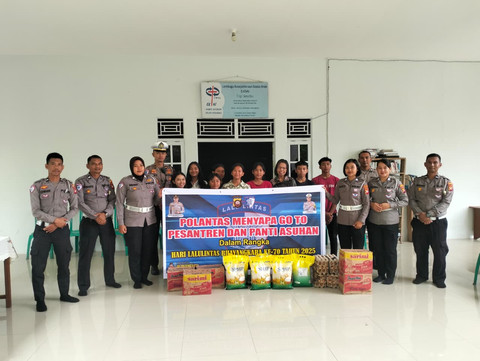 Foto bersama Polantas Sekadau bersama pengurus dan anak Panti Asuhan Filipi. Foto: Dok. Polres Sekadau