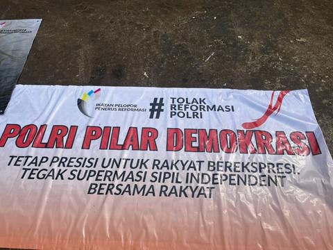 Aksi Tolak Reformasi Polri di Depan DPR RI, Senin (15/9/2025). Foto: Rayyan Farhansyah/kumparan