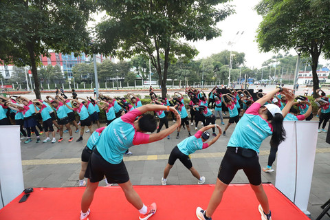 Peserta Fun Run teman kumparan x Polytron melakukan pemanasan. Foto: kumparan