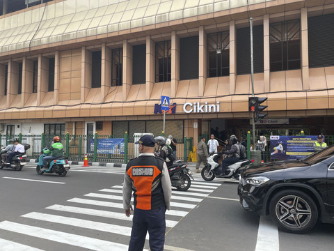 Pelican crossing yang digunakan sebagai akses masuk-keluar di sisi timur Stasiun KRL Cikini, Jakarta Pusat, Senin (15/9/2025). Foto: Fadhil Pramudya/kumparan