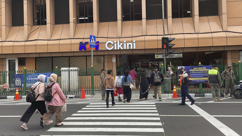 Pelican crossing yang digunakan sebagai akses masuk-keluar di sisi timur Stasiun KRL Cikini, Jakarta Pusat, Senin (15/9/2025). Foto: Fadhil Pramudya/kumparan