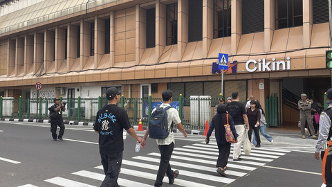Pelican crossing yang digunakan sebagai akses masuk-keluar di sisi timur Stasiun KRL Cikini, Jakarta Pusat, Senin (15/9/2025). Foto: Fadhil Pramudya/kumparan