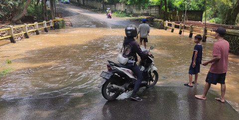 Sejumlah warga nekat menerobos banjir di Jalan Bandung, Cinere, Depok, Senin (15/9/2025). Foto: Dok. kumparan
