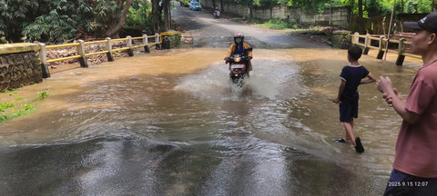 Sejumlah warga nekat menerobos banjir di Jalan Bandung, Cinere, Depok, Senin (15/9/2025). Foto: Dok. kumparan