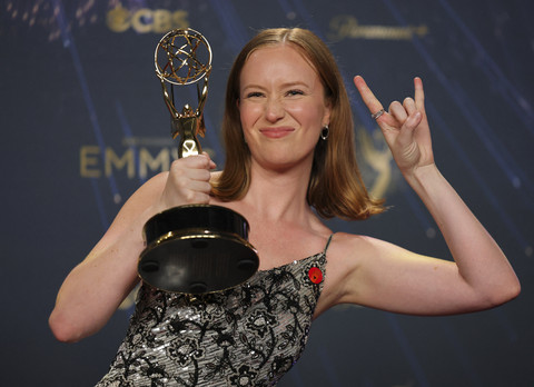 Hannah Einbinder berpose dengan penghargaan Aktris Pendukung Terbaik dalam Serial Komedi untuk film Hacks, di Primetime Emmy Awards ke-77 di Los Angeles, California, AS, Minggu (14/9/2025). Foto: Daniel Cole/REUTERS