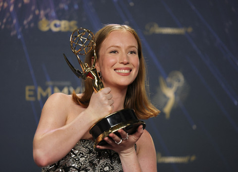 Hannah Einbinder berpose dengan penghargaan Aktris Pendukung Terbaik dalam Serial Komedi untuk film Hacks, di Primetime Emmy Awards ke-77 di Los Angeles, California, AS, Minggu (14/9/2025). Foto: Daniel Cole/REUTERS