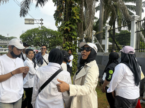 Adelia Roentoe peserta Aksi Tolak Reformasi Polri di Depan Gedung DPR, Senin (15/9/2025). Foto: Rayyan Farhansyah/kumparan
