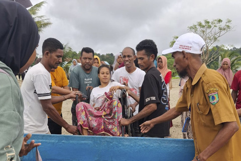 Evakuasi Acana Selayar (baju putih), ibu hamil di Pulau Kesui, Maluku, menuju Pulau Seram menggunakan longboat. Foto: Puskesmas Tamher Timur