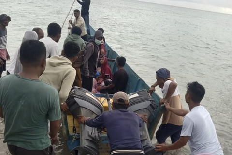 Evakuasi Acana Selayar, ibu hamil di Pulau Kesui, Maluku, menuju Pulau Seram menggunakan longboat.. Foto: Puskesmas Tamher Timur