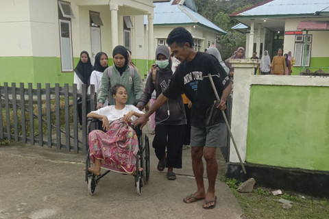 Evakuasi Acana Selayar (berkursi roda), ibu hamil di Pulau Kesui, Maluku, dari Puskesmas Tamher Timur ke Pulau Seram menggunakan longboat. Foto: Puskesmas Tamher Timur