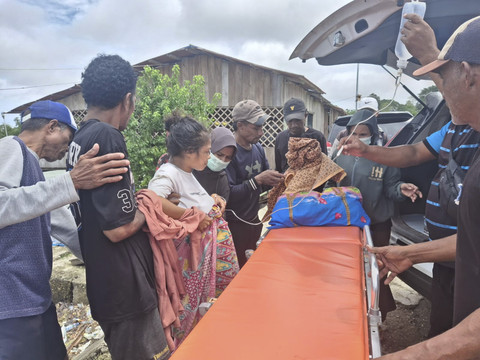 Acana Selayar, ibu hamil di Pulai Kesui, Maluku, saat tiba di Pulau Seram untuk dibawa ke RSUD Bula. Foto: RSUD Bula