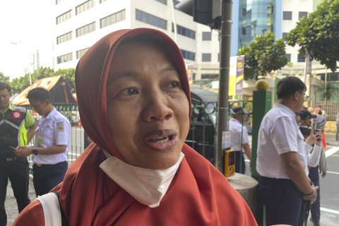 Seorang pengguna fasilitas pelican crossing di Stasiun Cikini, Catur Widarti, saat diwawancarai, Senin (15/9/2025). Foto: Fadhil Pramudya/kumparan