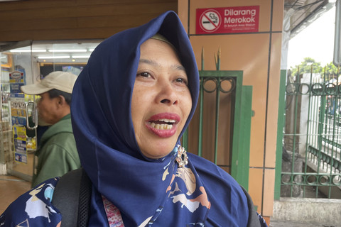 Seorang penumpang KRL, Neneng Muspidah, saat diwawancarai di Stasiun Cikini, Jakarta Pusat, Senin (15/9/2025). Foto: Fadhil Pramudya/kumparan
