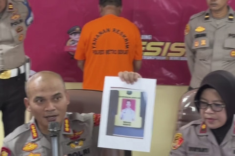 Kapolres Metro Bekasi, Kombes Mustofa menyampaikan keterangan saat sesi konferensi pers pengungkapan warga yang menyamar jadi polisi berpangkat 10 tahun. Foto: Dok. kumparan