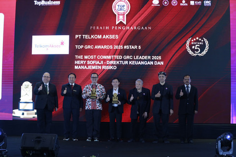 Direktur Keuangan dan Manajemen Risiko Telkom Akses Hery Sofiaji saat menerima penghargaan 5-STAR dalam ajang TOP GRC Awards 2025. Foto: Telkom